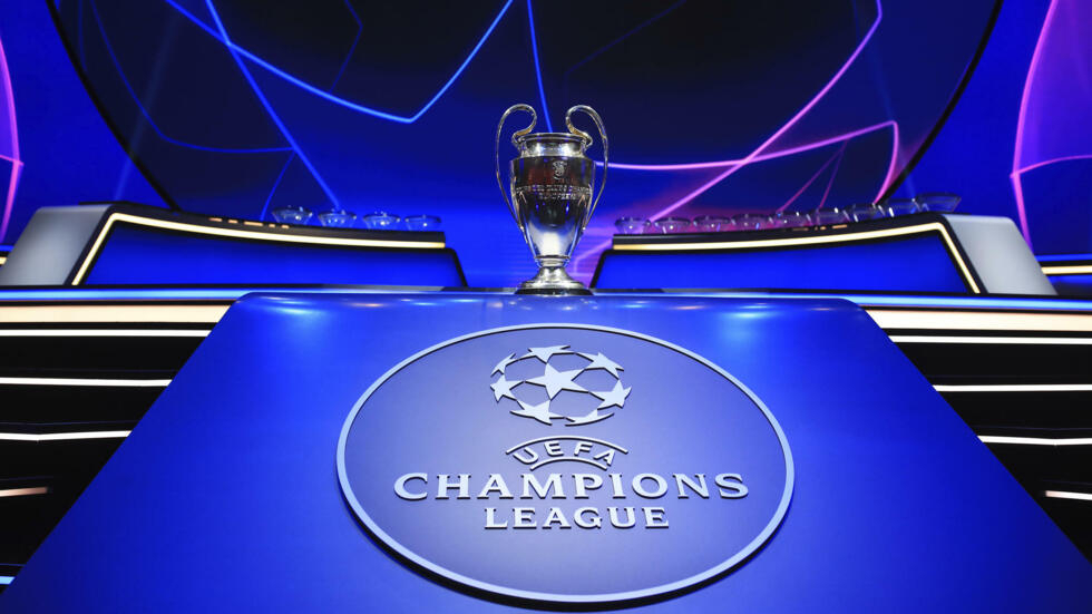 UEFA chuyển trận chung kết Champions League tới Paris từ St. Petersburg